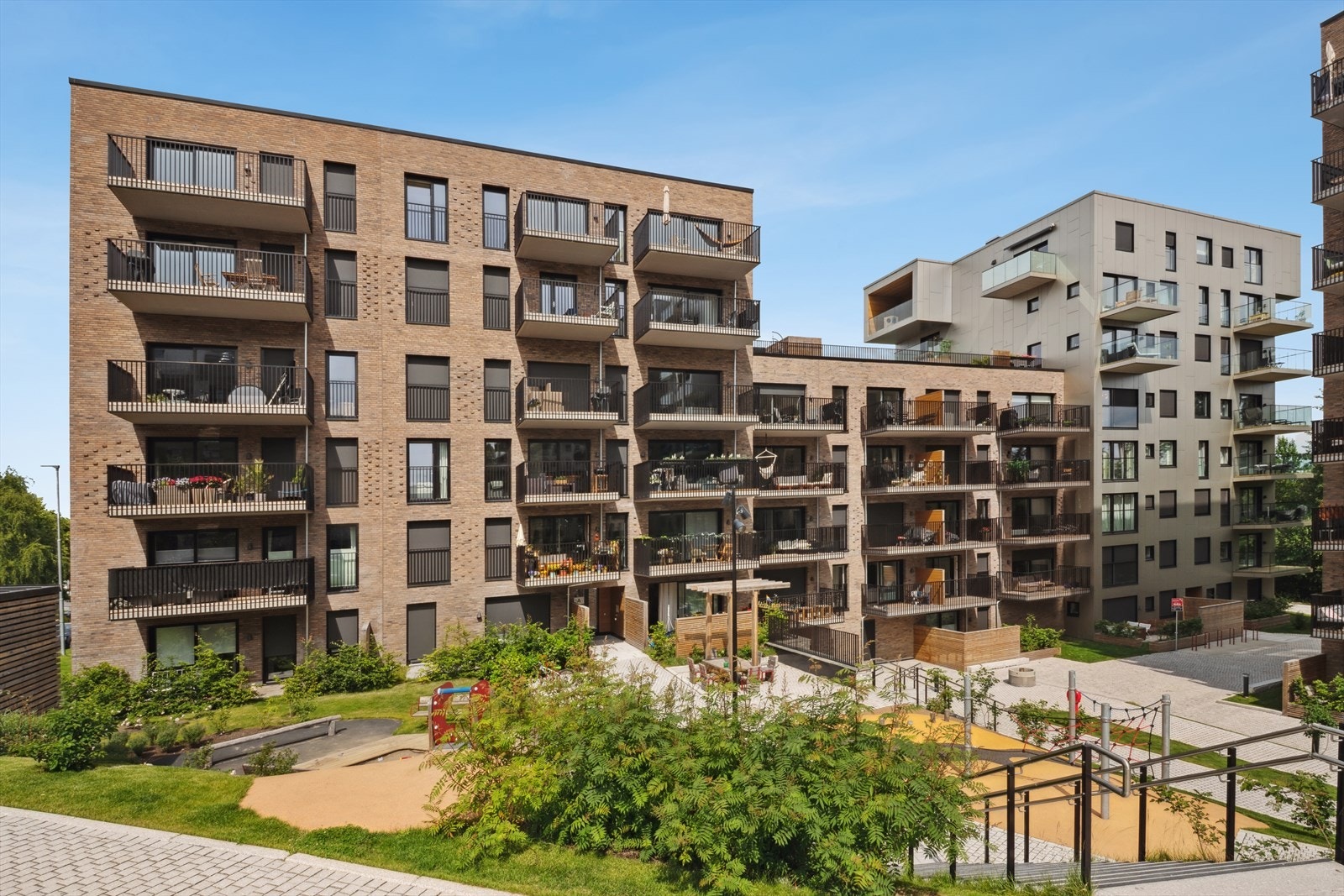 Leiligheten ligger i et ferdigstilt bygg fra 2023 i et sentralt, men samtidig rolig og barnevennlig området. Galleribilde