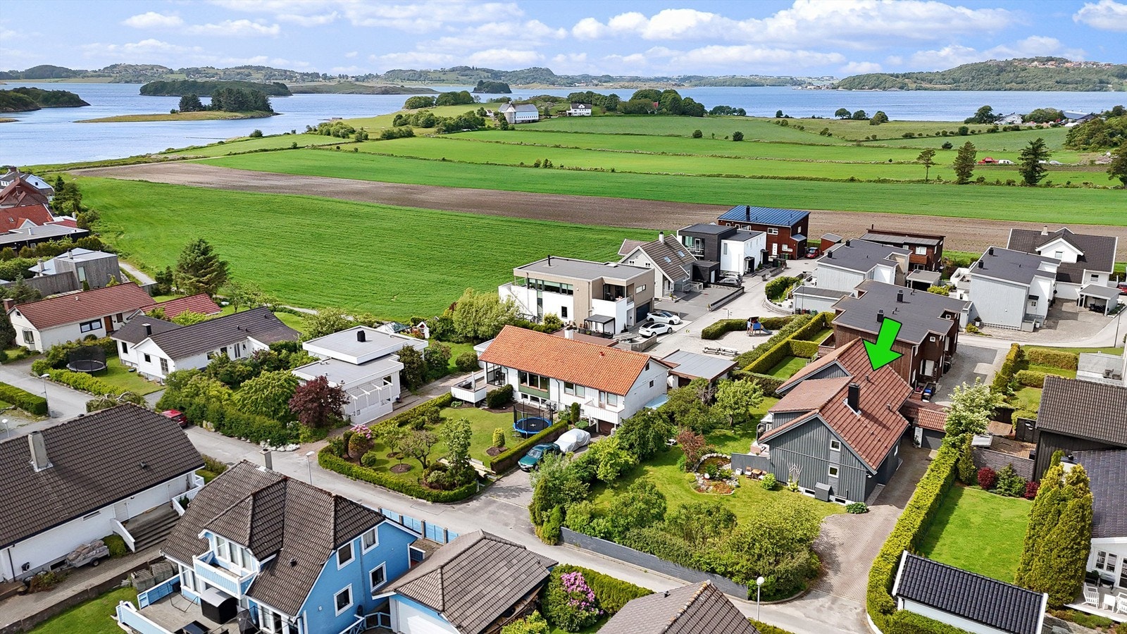 Grotnes alle 24 ligger i et veldig rolig nabolag med nærhet til fantastiske turområder Galleribilde