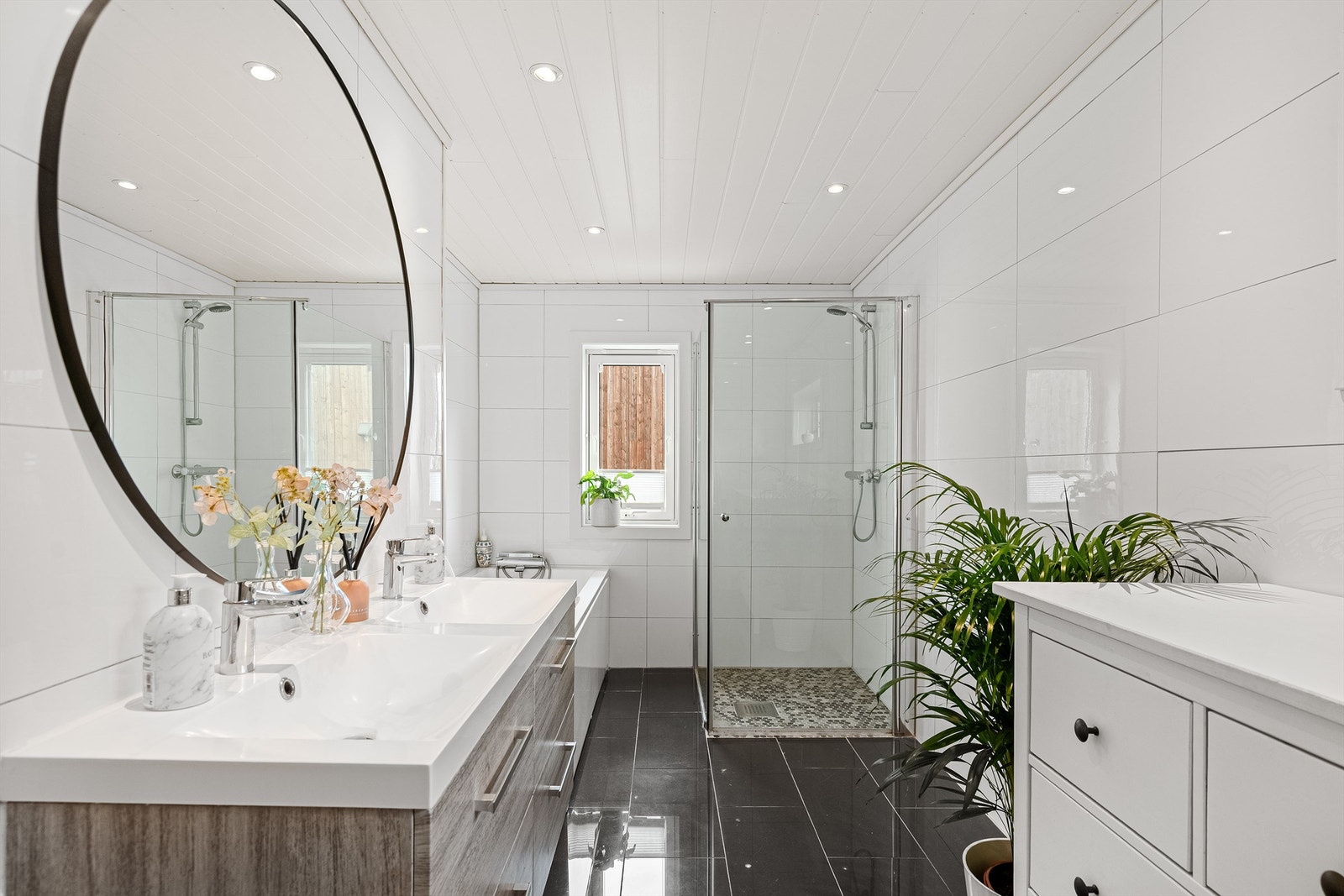 Det lekre badet holder god størrelse og er utstyrt med både badekar og dusj Galleribilde