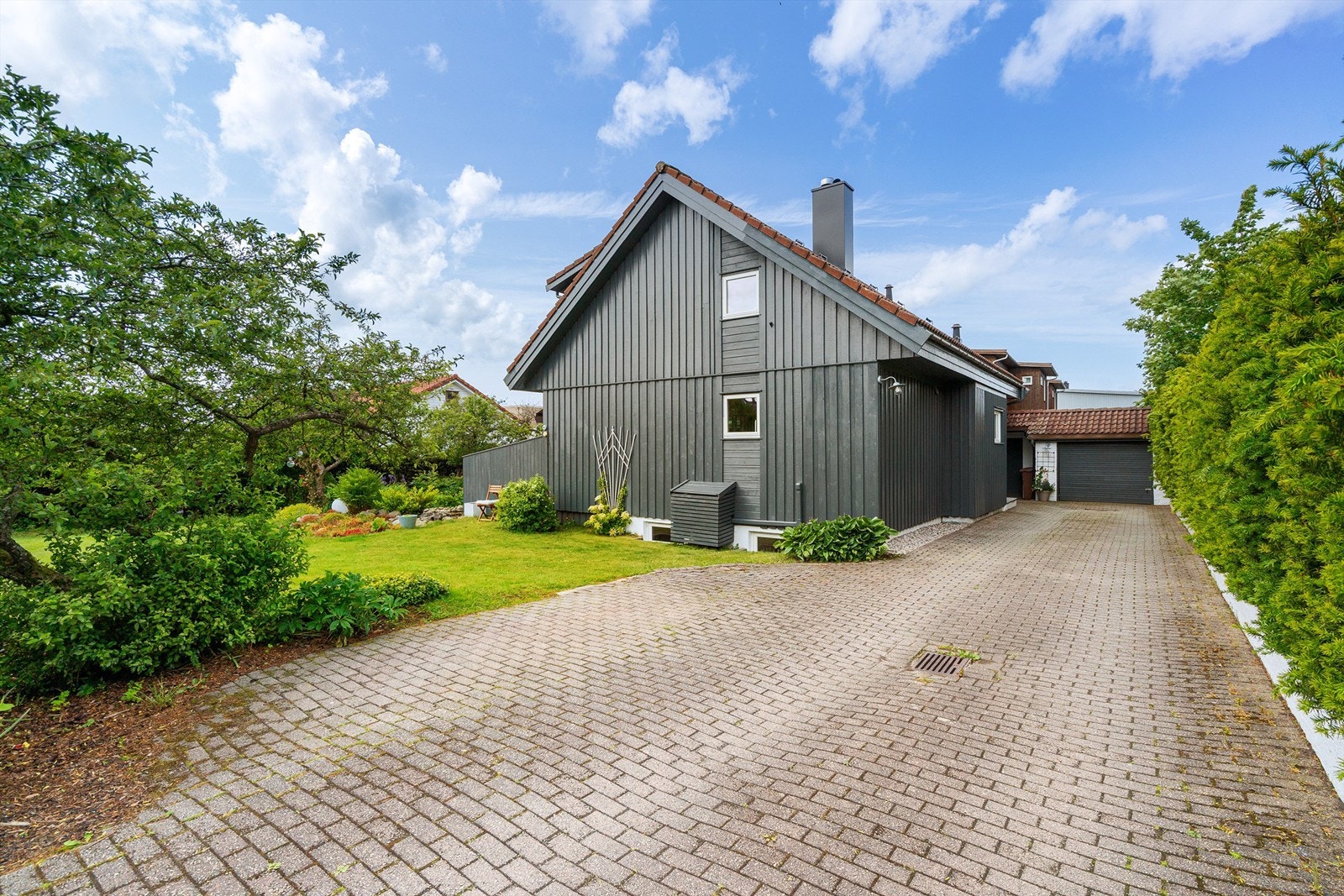 Det er plass til opp til 6 biler i det steinsatte gårdsrommet samt i enkel garasje Galleribilde