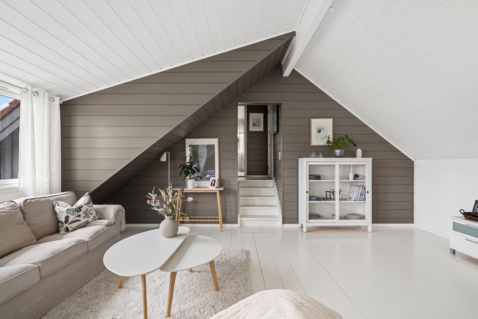 Fra stuen er det et halvplan opp til et stort soverom, bod og et av 3 toaletter i huset Galleribilde