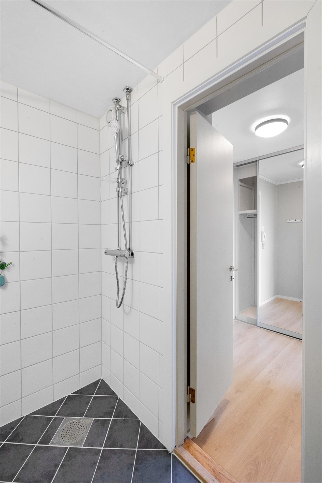 Bad med dusjhjørne Galleribilde