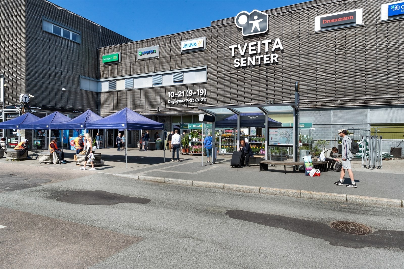 Tveita senter er moderne, flotte butikker og spisesteder, dessuten med T-banestasjon og busstopp Galleribilde