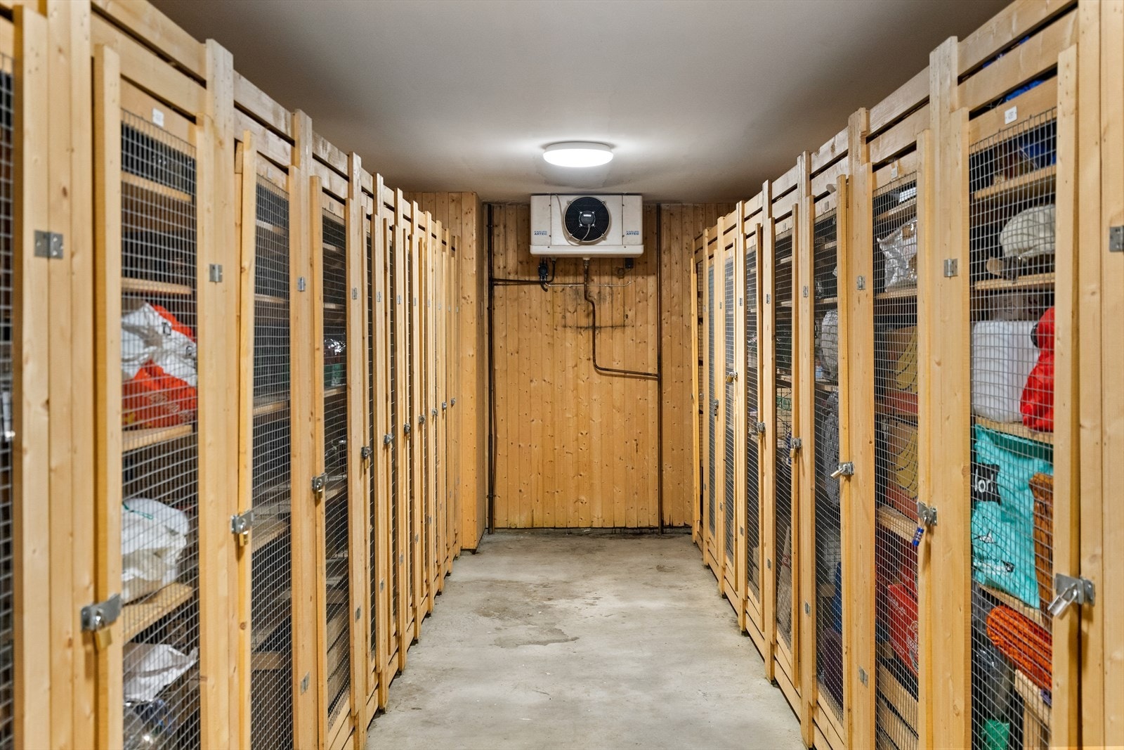 Kjellerboder, for leiligheten 1 bod 2,3 m² og ett skap i dette kjølerommet 0,4 m² Galleribilde
