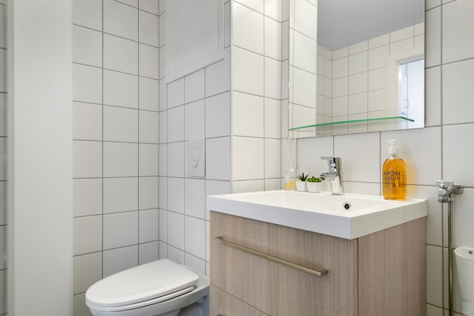 Bad med bl.a. vegghengt WC, opplegg vaskemaskin Galleribilde