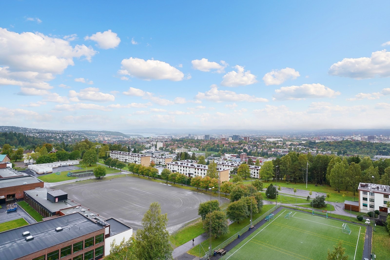 Ved borettslaget og borettslaget ligger skoler og aktivtetsområder Galleribilde