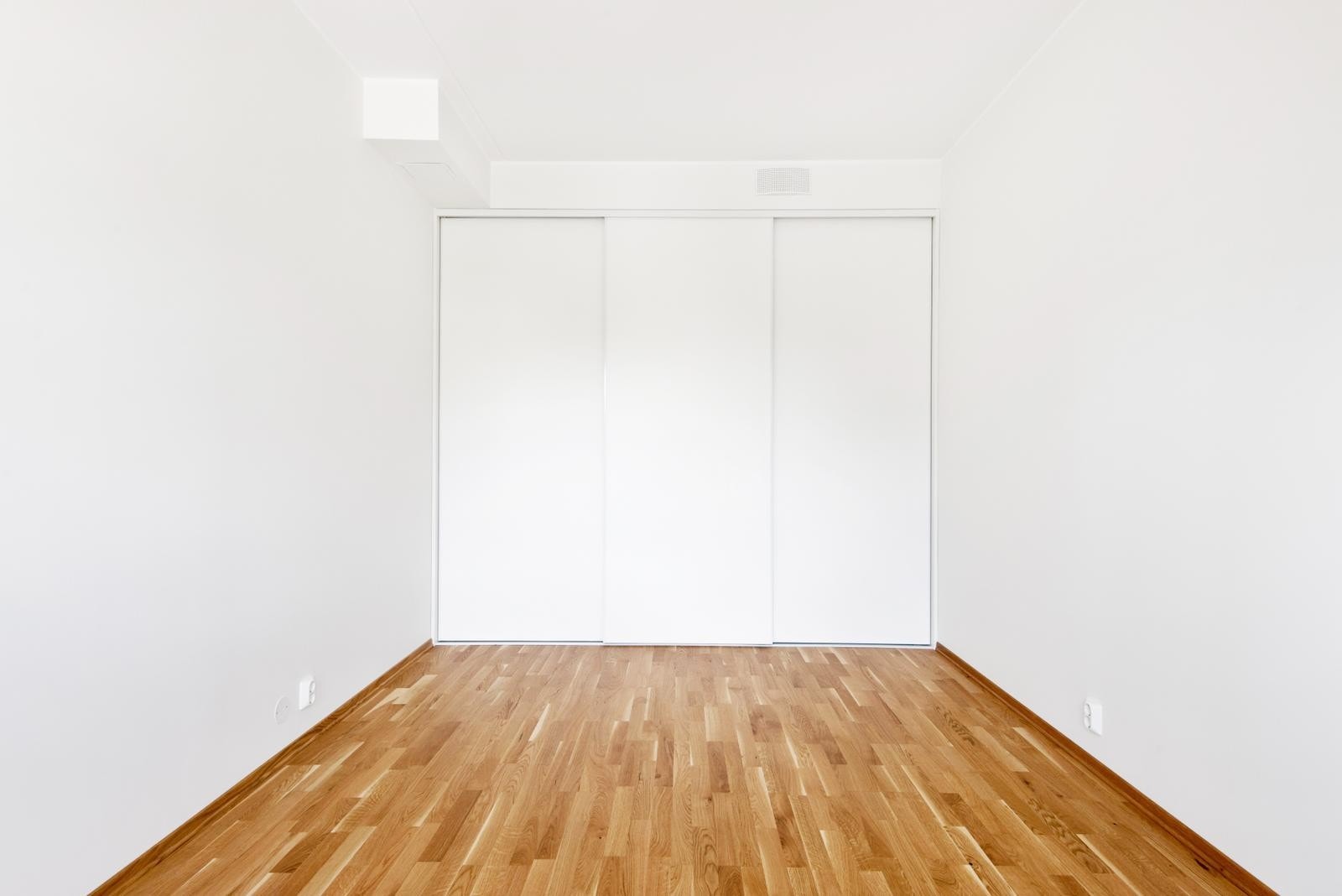 Romslig soverom med skyvedørsgarderobe. Galleribilde