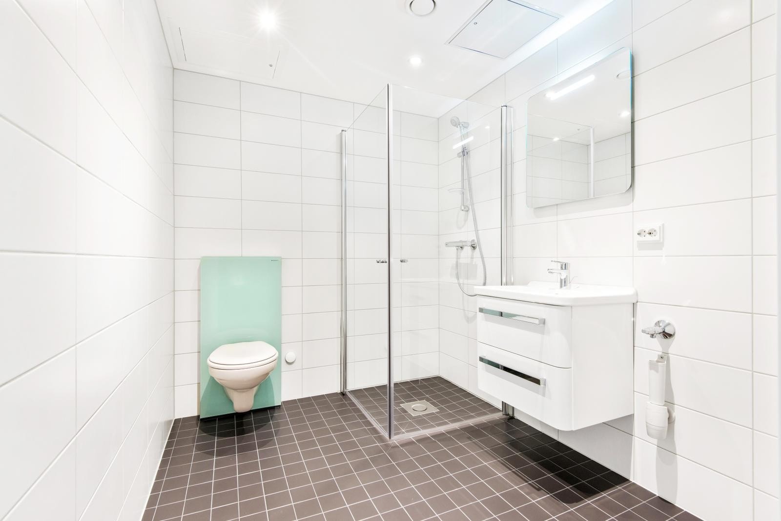 Flislagt bad med downlights i tak Galleribilde