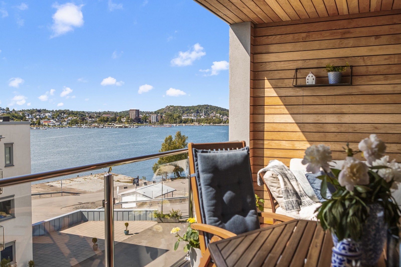 Eller bare for å nyte utsikten mot sjøen og deler av havnebassenget. Galleribilde