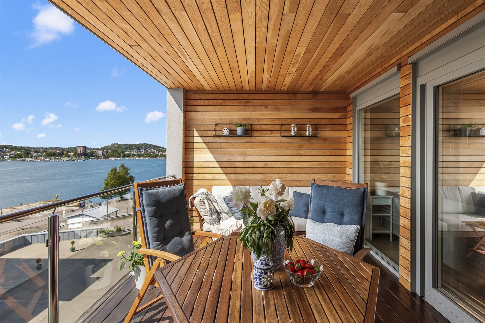 Den tilbaketrukne, solrike balkongen er perfekt for grilling på varme sommerkvelder, sosiale sammenkomster. Galleribilde