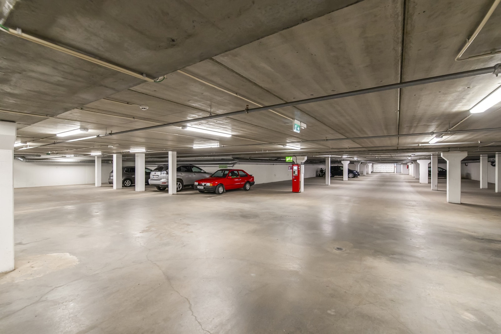 Det medfølger parkeringsplass i felles garasjekjeller. Plass nr. 50. Det er mulig å få montert lader for EL-bil. Garasjekjeller også for gjester via q-park. Galleribilde