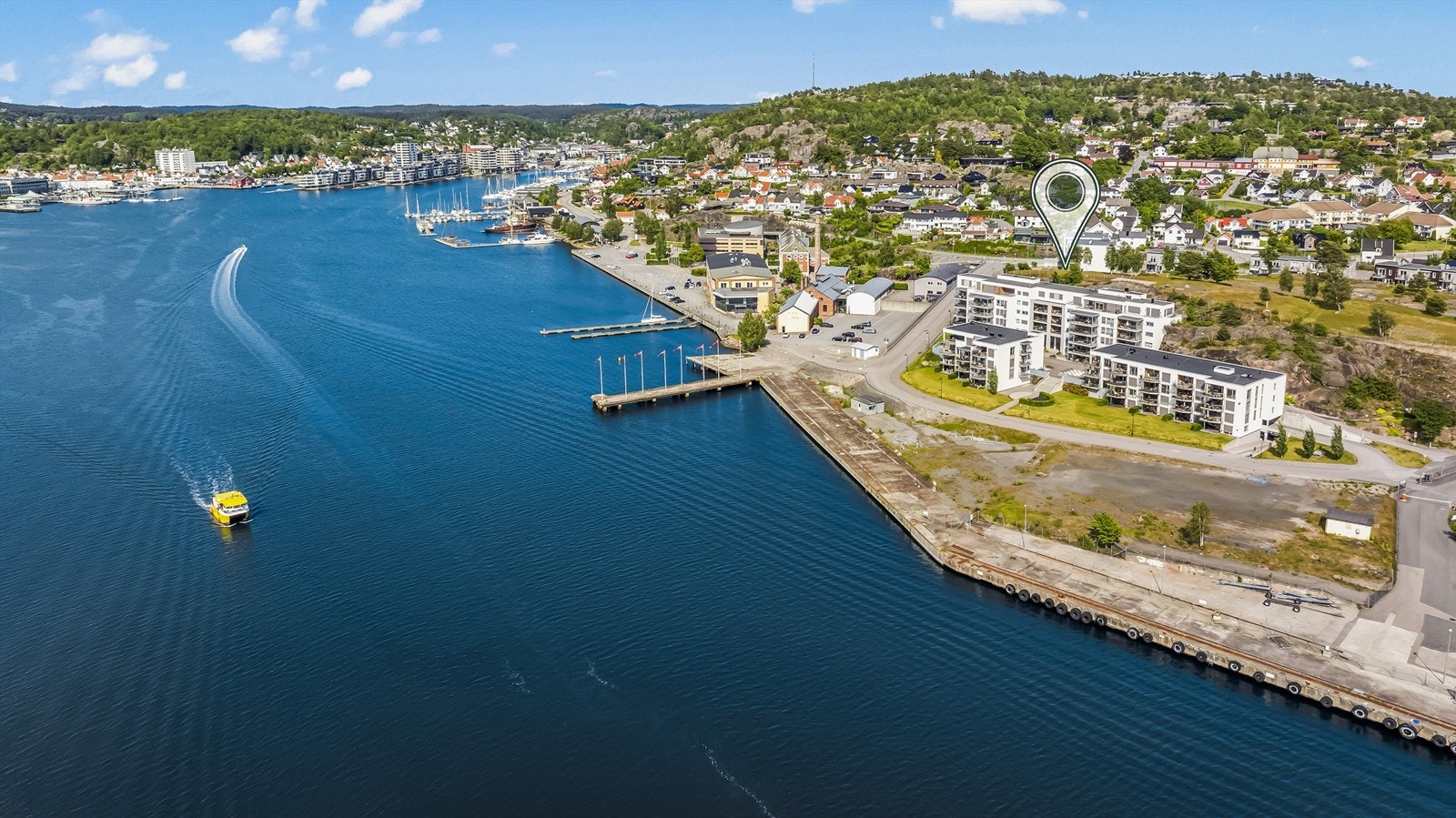 Her bor du med kort vei til alt du trenger i hverdagen. Dagligvarebutikker, barnehager, skoler, seniorsenter, idrettsanlegg og båthavn er alle innen gangavstand. Og det beste av alt: Sandefjord sentrum ligger kun noen minutter unna. Galleribilde