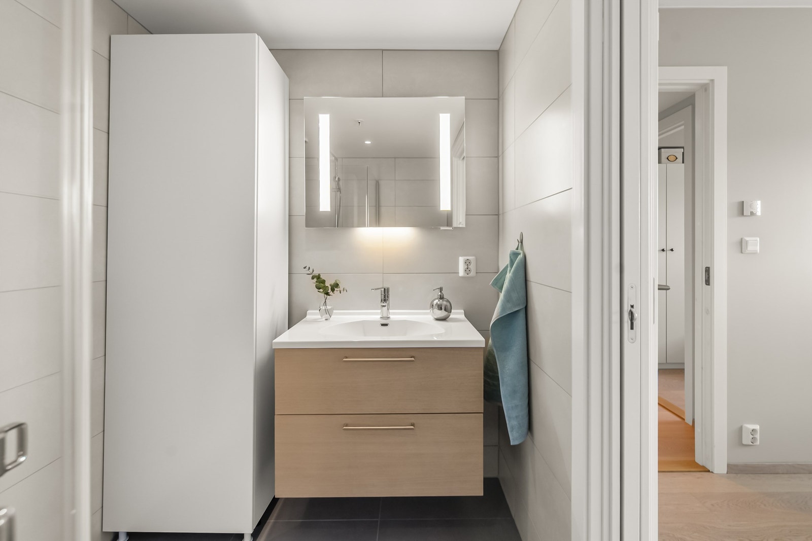 Lekkert bad tilknyttet hovedsoverommet har fliser på gulv og vegger. Det er gulvvarme og himlingen har malt, slett flate med downlights. Galleribilde