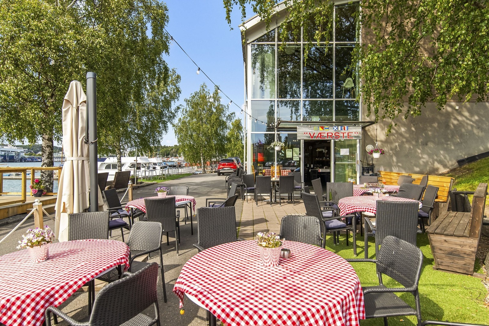 I nærområdet finner du serveringsstedet "Værste" i vannkanten - perfekt for late sommerdager. Flere av sameiets beboere møtes gjerne her. Galleribilde