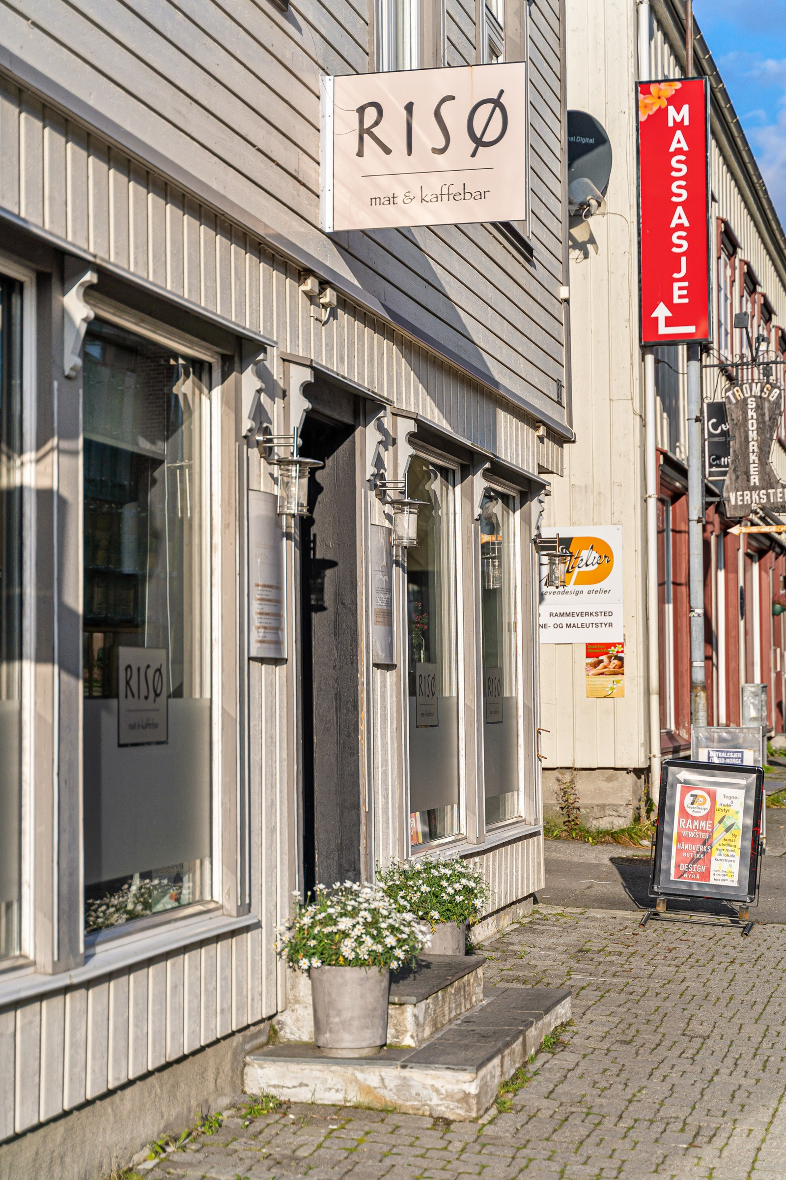 Kort spasertur ned til sentrum med kaféer og restauranter.