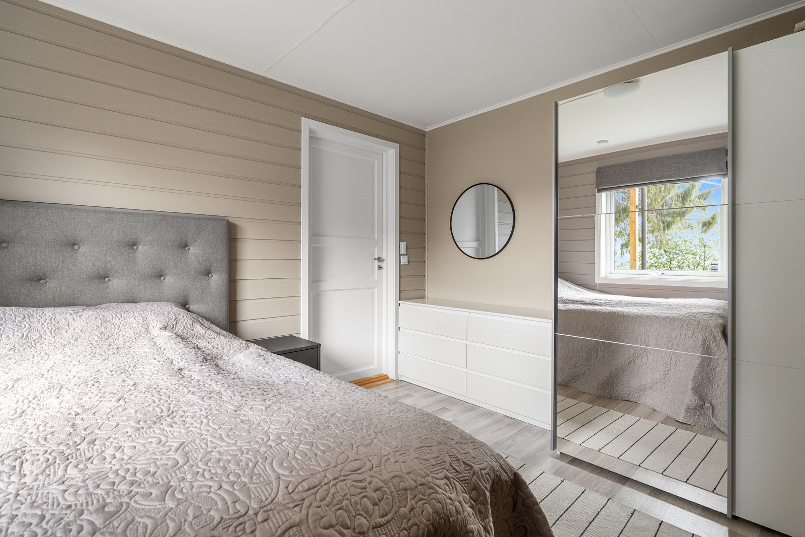 Leiligheten har 2 soverom. På hovedsoverommet er det etablert skyvedørsgarderobe.
