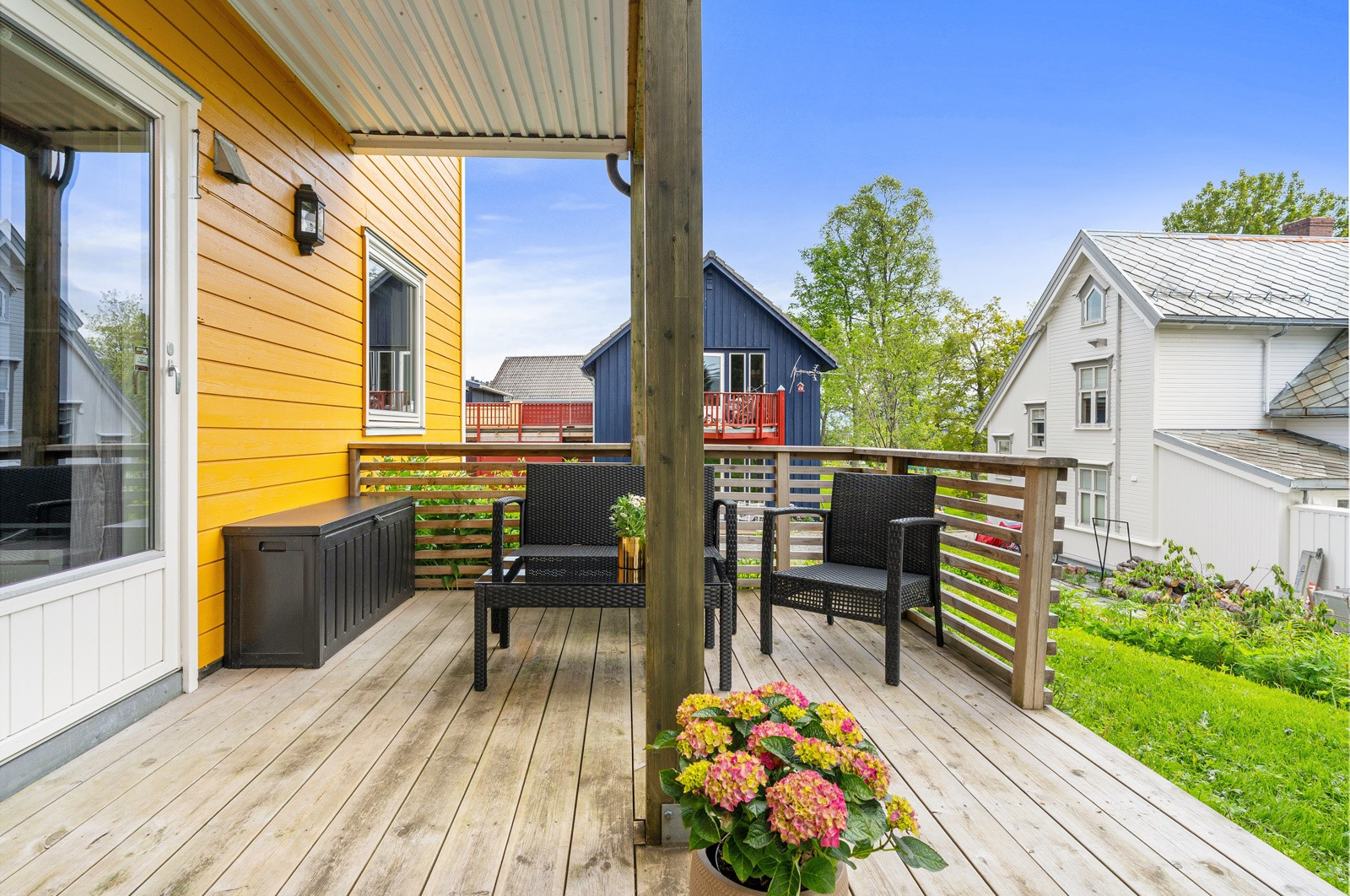 Stor terrasse med god plass til hagemøbler.