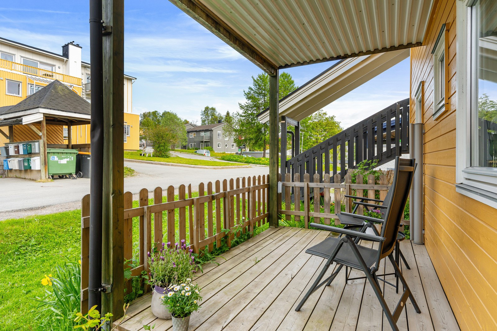 Terrasse på begge sider av boligen. Her kan du nyte solen hele dagen.