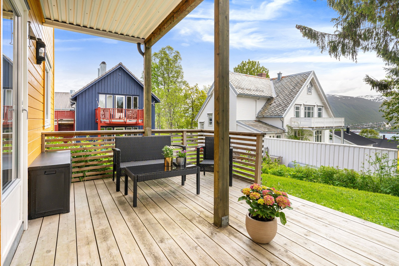 Fra stuen er det utgang til en stor markterrasse - her kan man nyte solen på fine sommerdager.