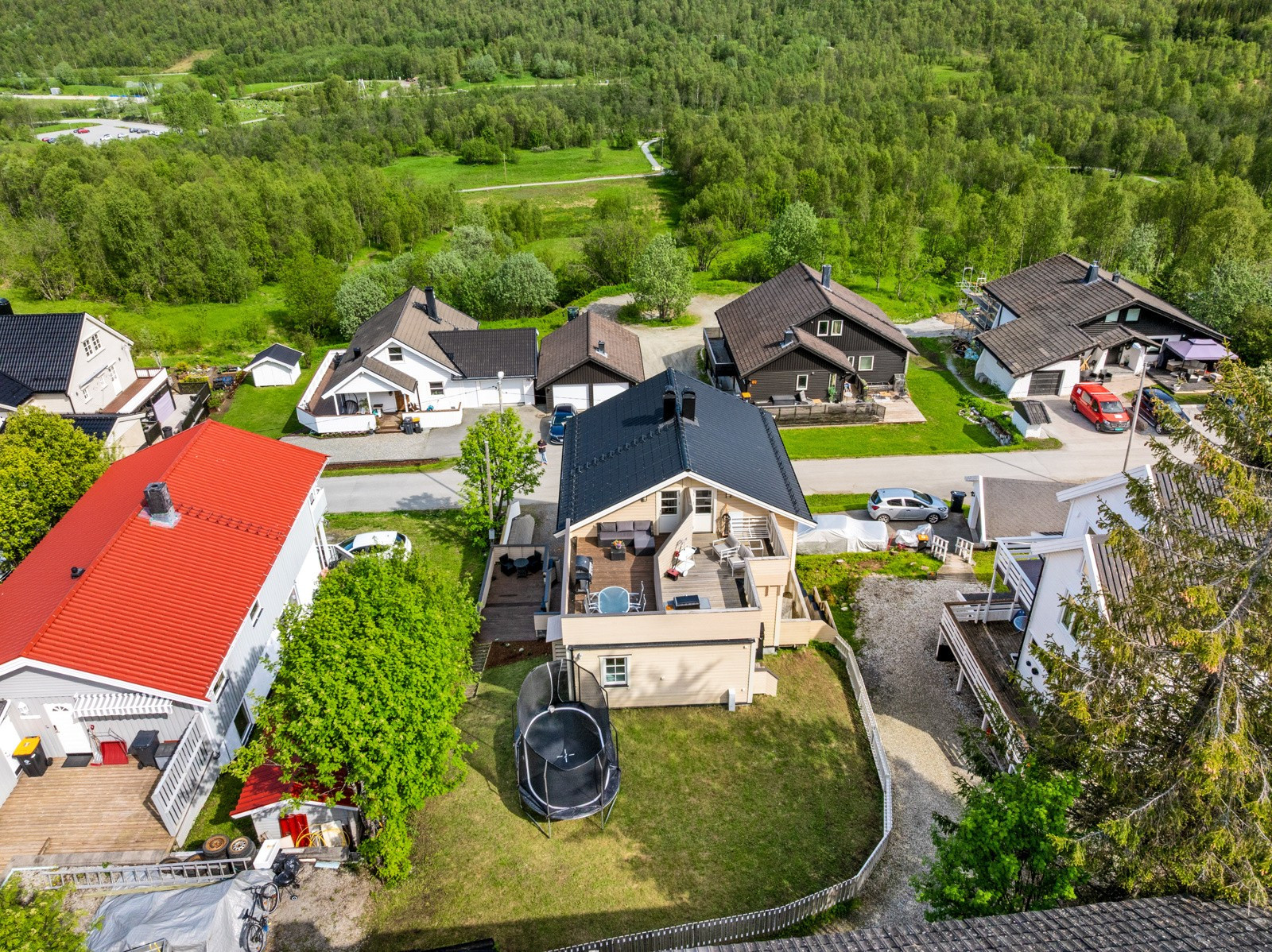 Lysløypa ligger kun 200 meter unna, og nærområdet byr på flotte turmuligheter året rundt, inkludert Sherpatrappa, Fjellheisen og "Gutta på skauen"-lavvoen.