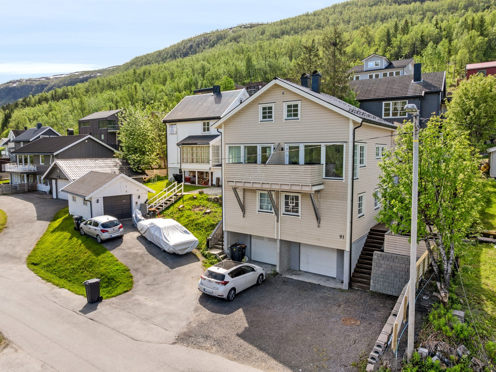 Moderne halvpart av tomannsbolig med høy standard, spa-bad, badstue og takterrasse!