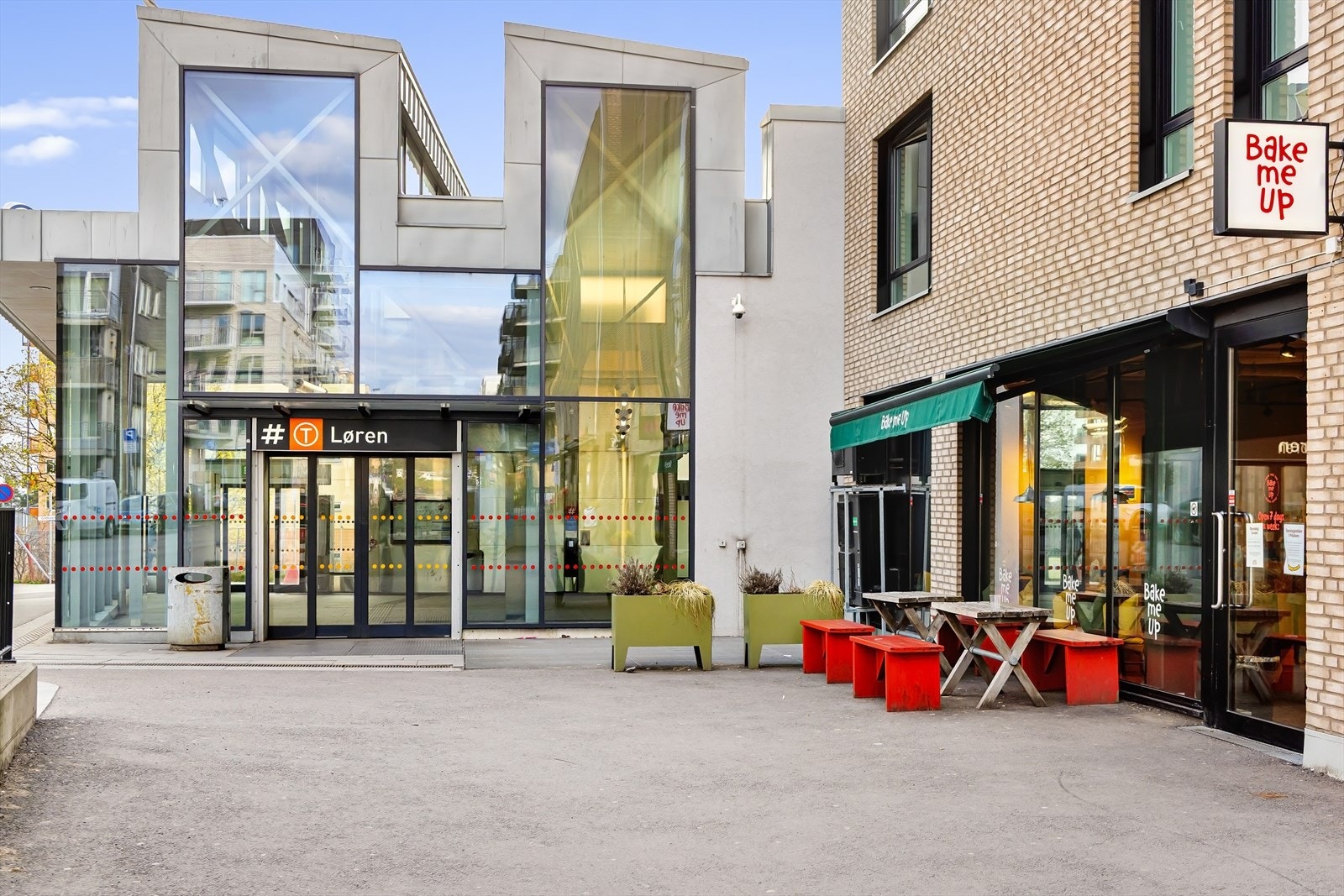 Det er kort vei til Løren og Sinsen tbane, samt buss og flybuss. Galleribilde