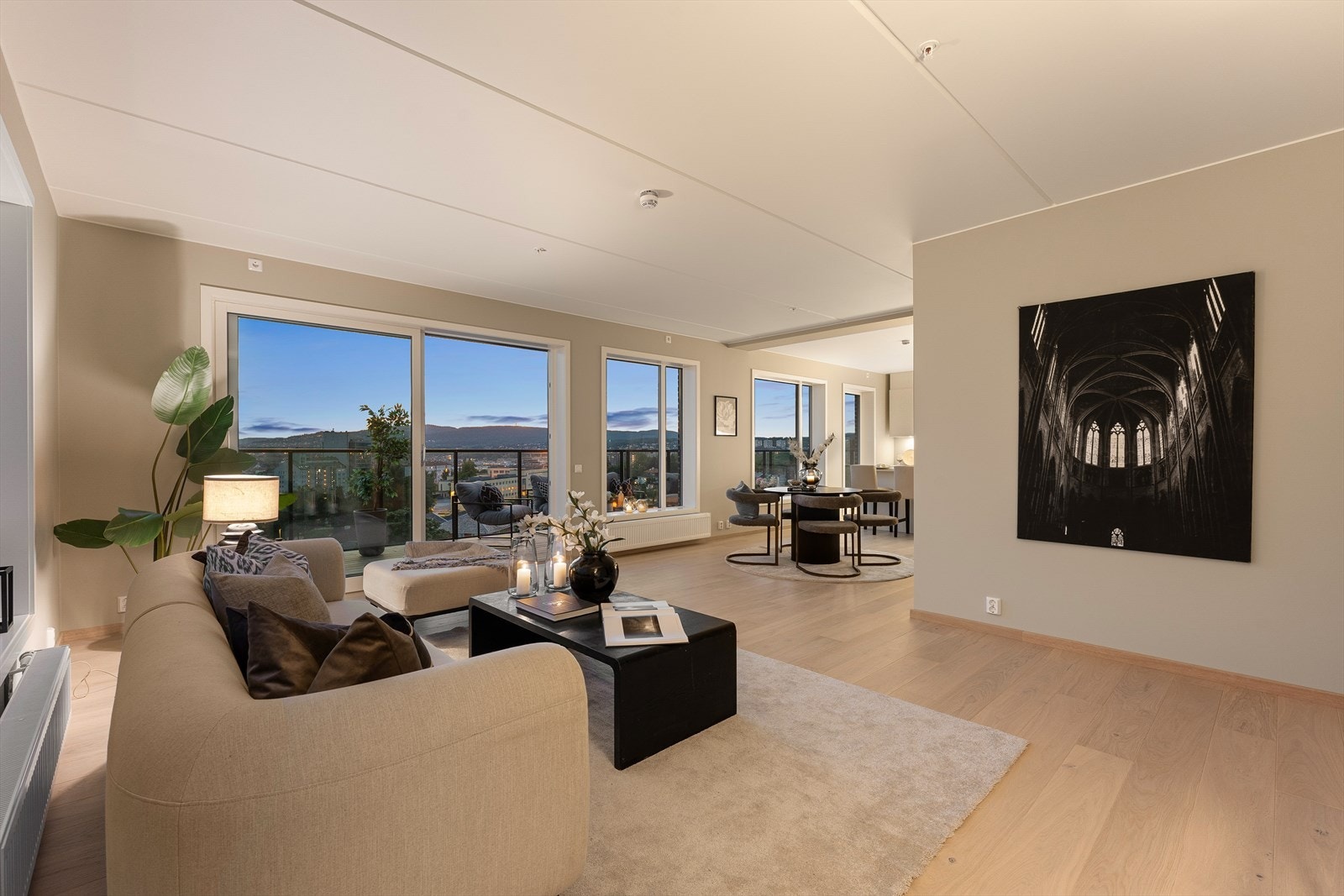 Stue m/plass til sittegruppe og spisestuebord. God himlingshøyde på ca 2,6M. Galleribilde