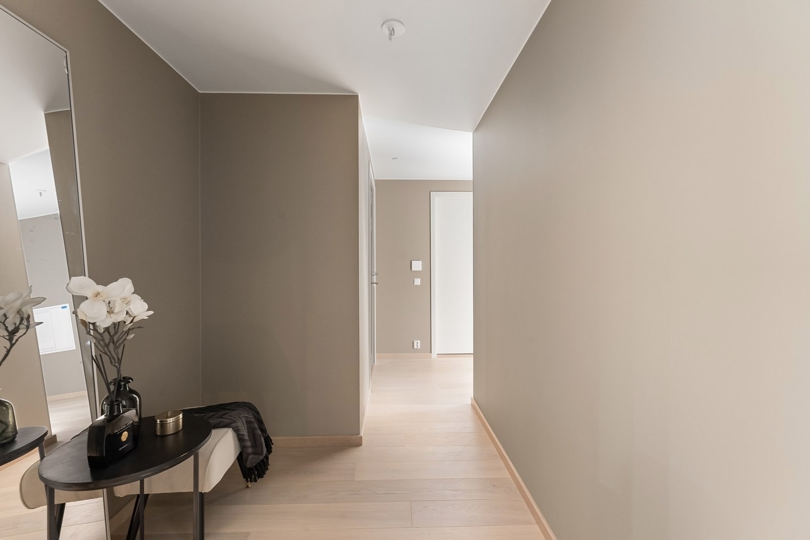 Ca 9,5 kvm gang m. innhuk til skyvedørsgarderobe. 5 hvite Downlight m/dimmer. Galleribilde