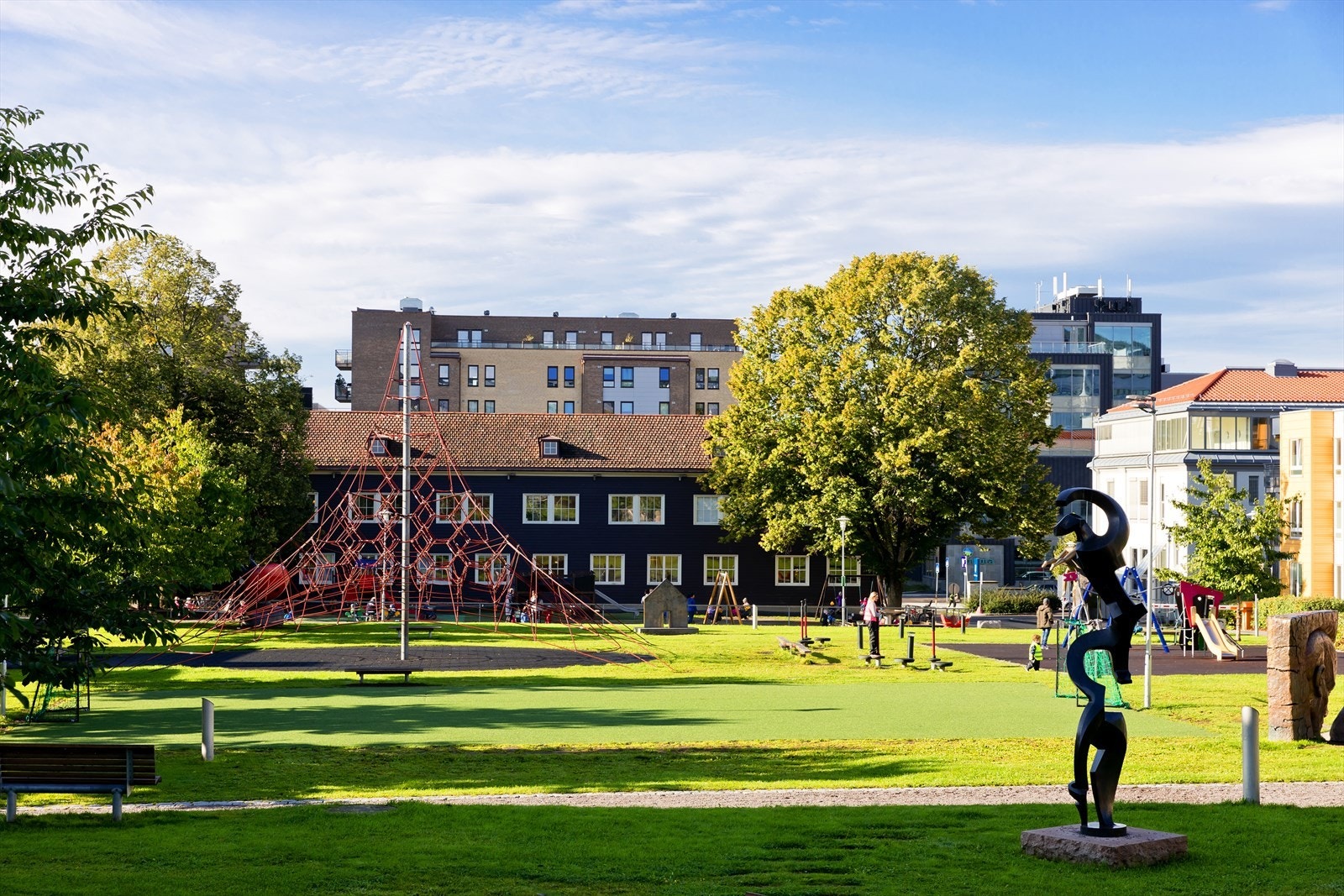 Ta snarveien gjennom Lørenparken til Løren Torg og Løren Stasjon. Galleribilde