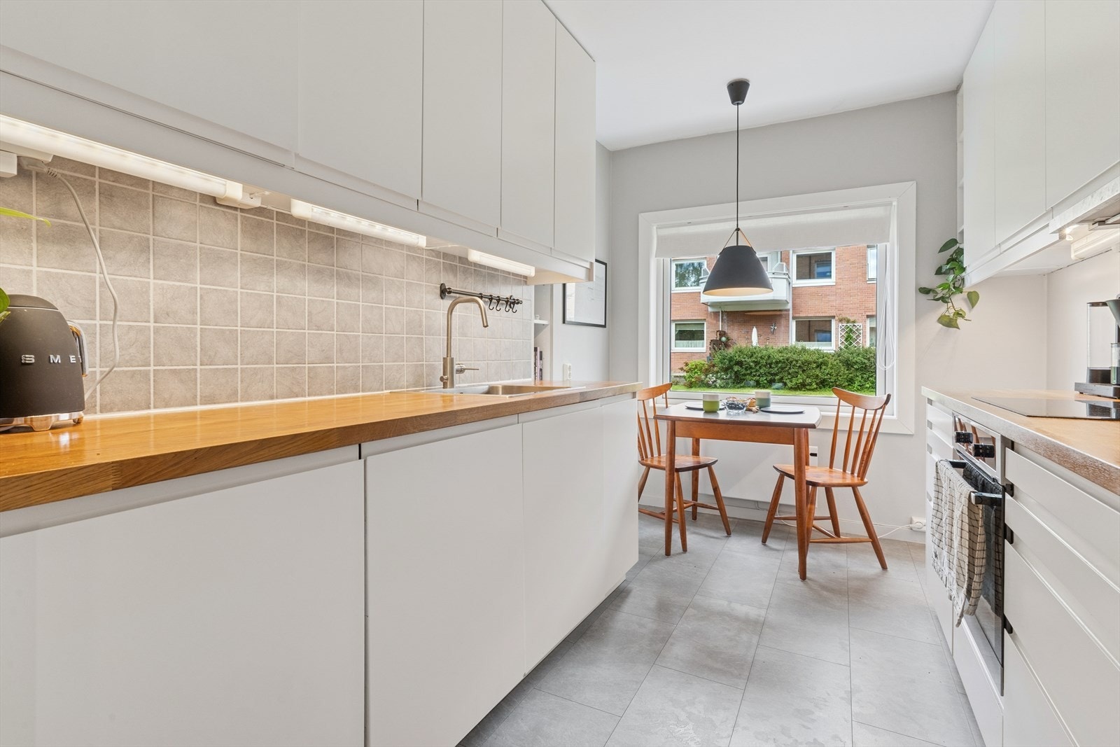God plass til oppbevaring i over- og underskap, samt store arbeidsflater. Galleribilde