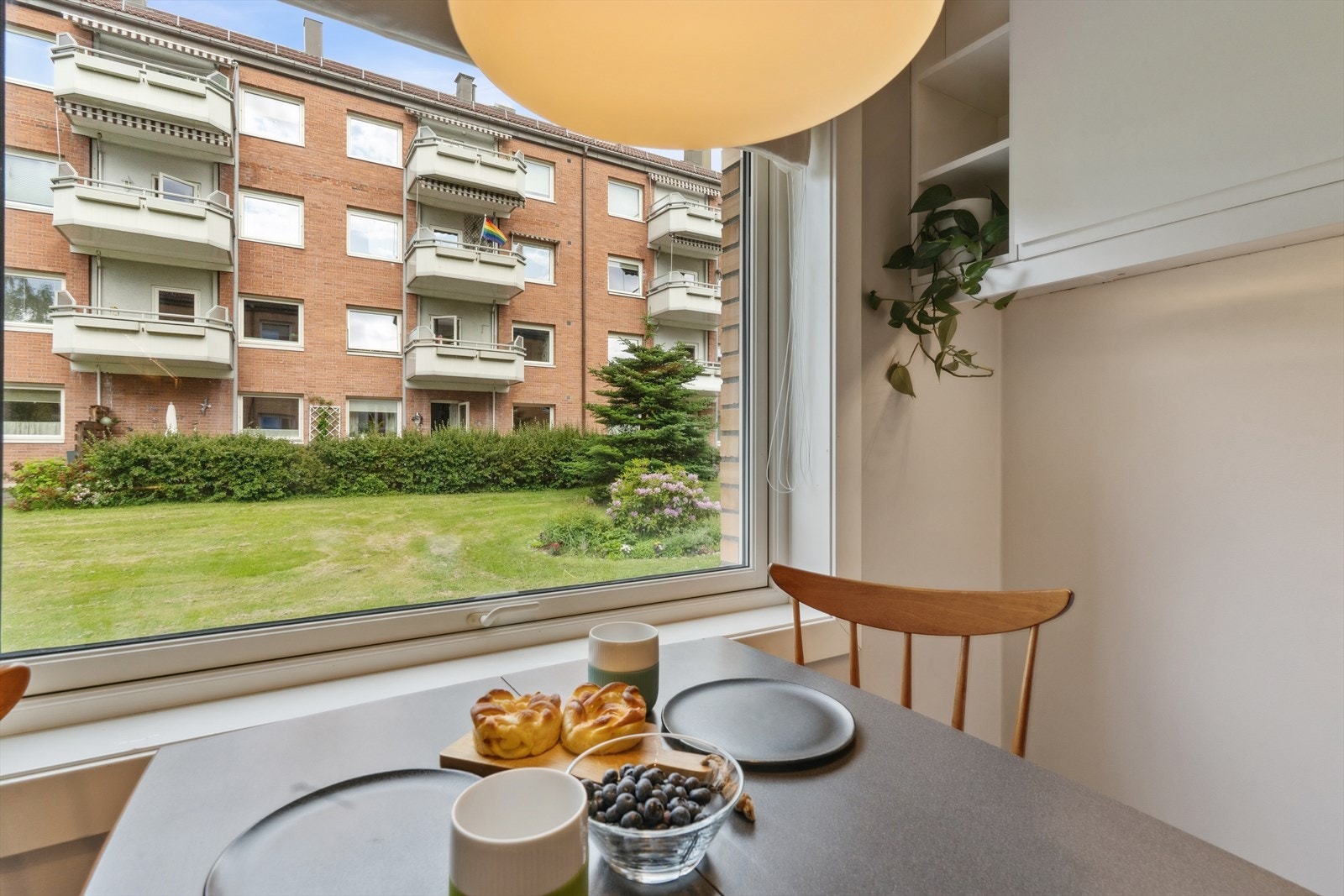 Egen spiseplass med et frodig og luftig utsyn Galleribilde