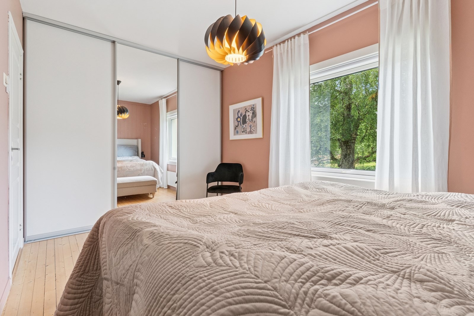 Her får du god plass til en midtplassert dobbeltseng og tilhørende skyvedørsgarderobe. Frodig utsyn fra alle leilighetens vinduer. Galleribilde