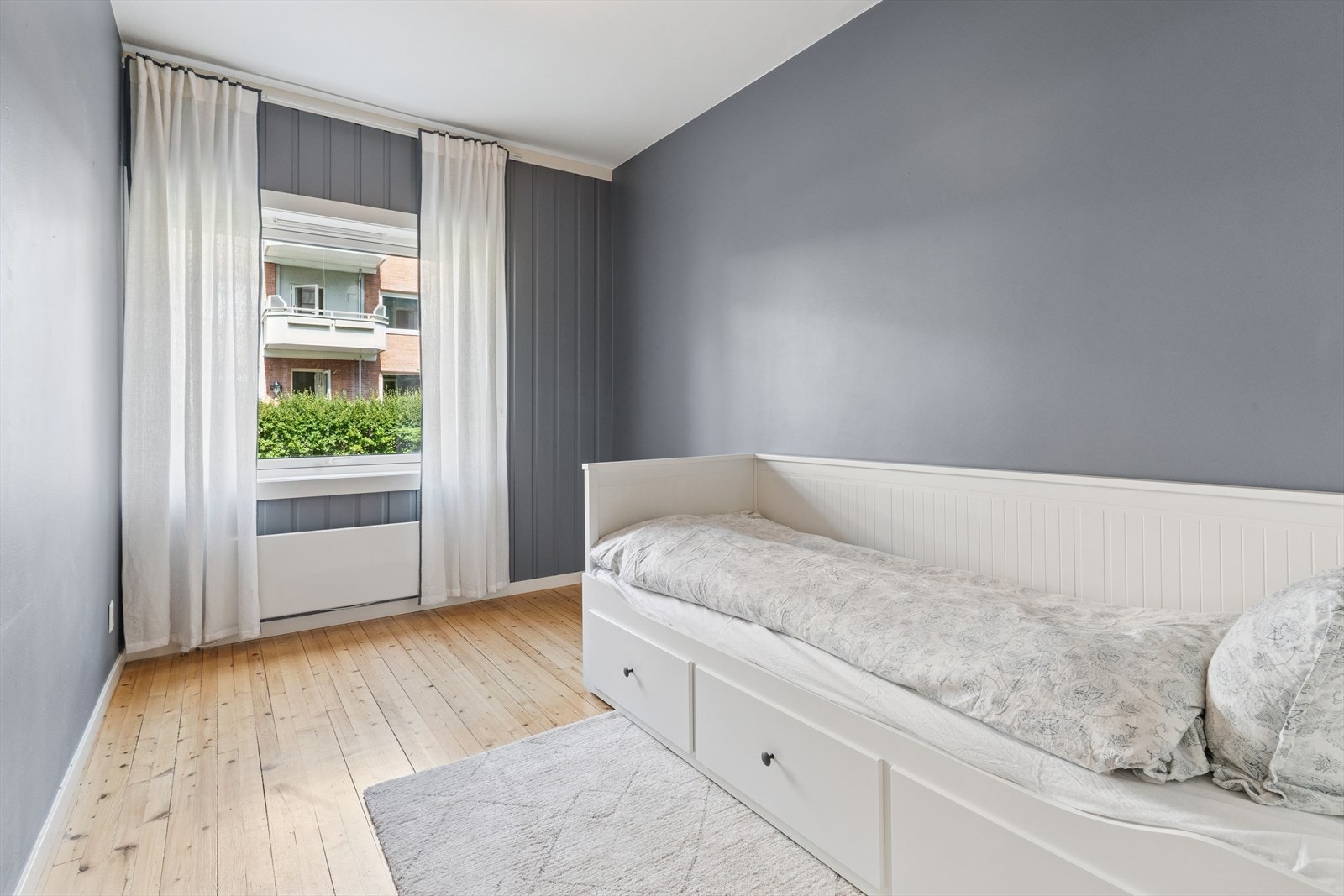 Soverom 2 er også av god størrelse med plass til seng, garderobe og kontor om ønskelig. Galleribilde