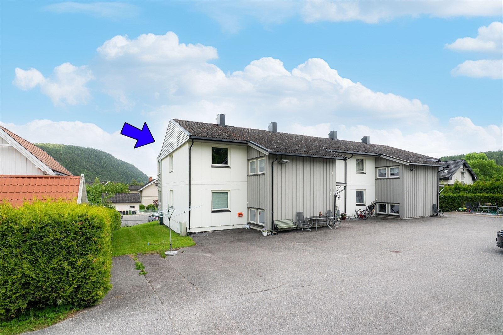 Leiligheten ligger i 2.etg og inneholder entre, kjøkken, stue med utgang innglasset balkong, soverom og baderom. Boder med gode lagringsmuligheter. Galleribilde