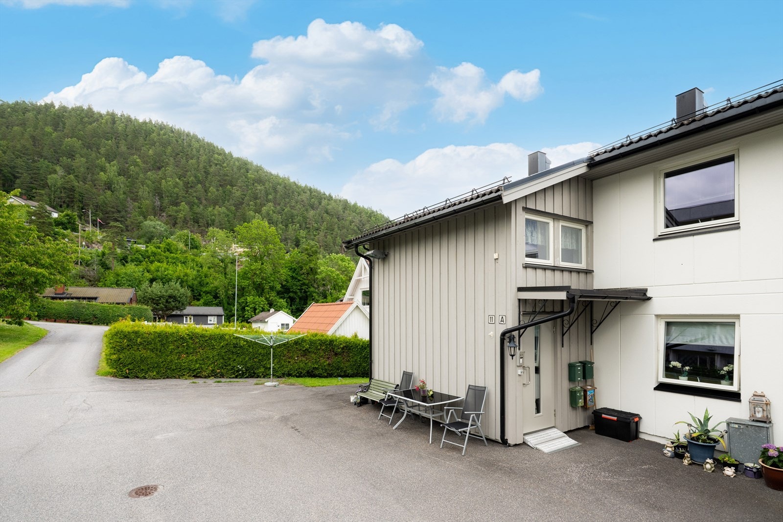 Kastet 11A ligger fint til i et veletablert og hyggelig boligområde på Skotfoss. Her bor du med dagligvare, frisør og kollektivmuligheter like rundt hjørnet. Galleribilde