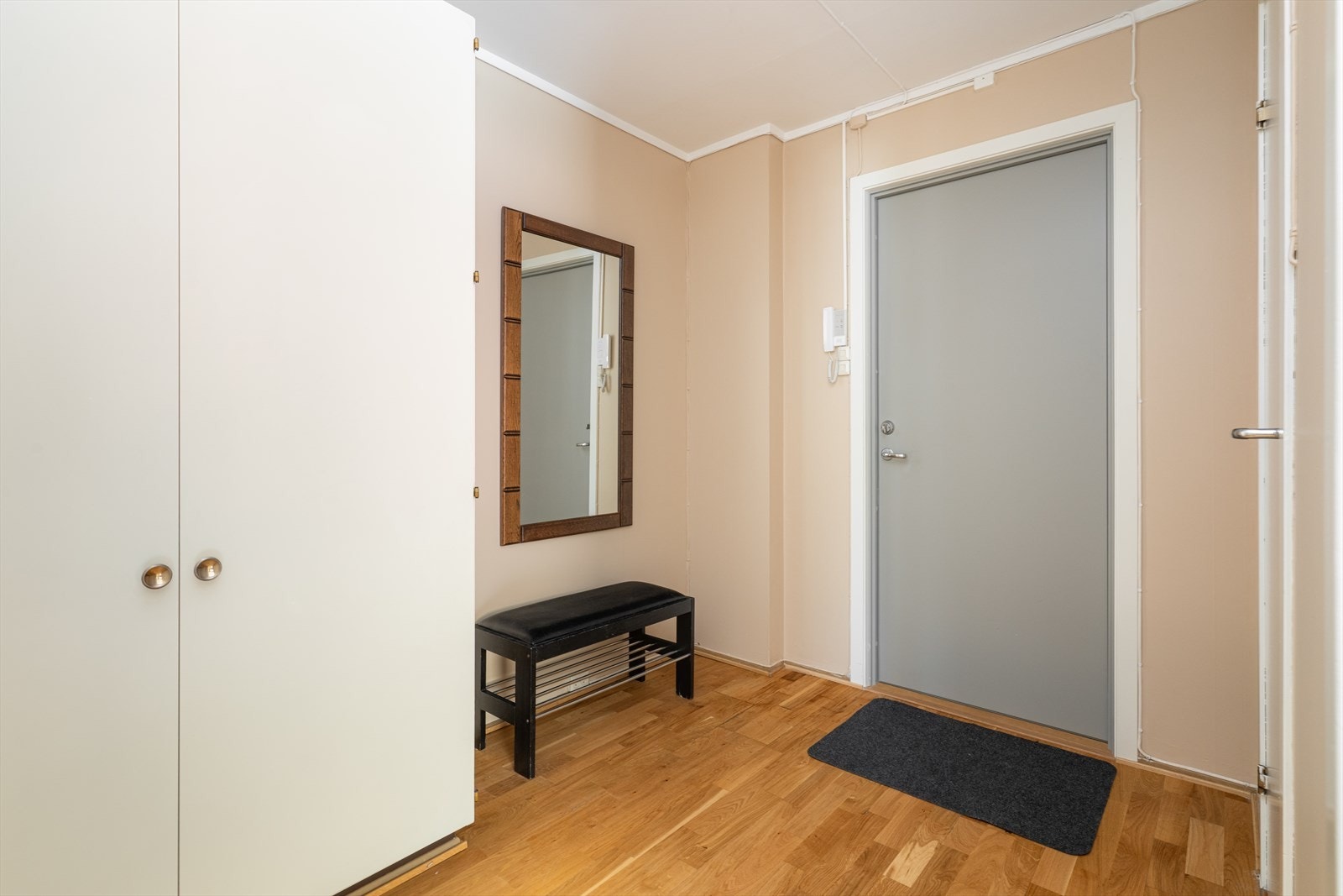 Leiligheten har et fint gangareal med plass til sko- og klesoppbevaring, samt oppbevaringsplass i garderobeskap. Det er montert calling-anlegg ved inngangsdøren for enkelt å kunne slippe besøkende inn. Galleribilde