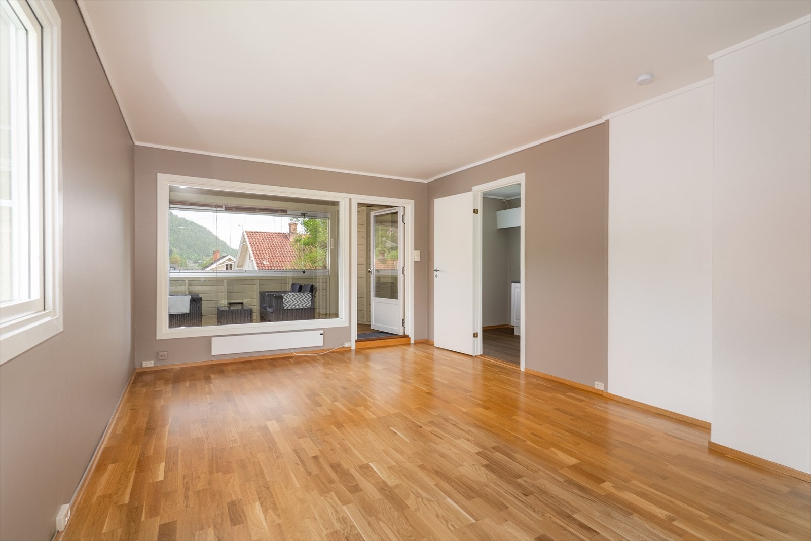 Stua er nymalt, så her er alt klart for møblering! Det er installert kabel-tv som er inkludert i de oppgitte felleskostnadene. Galleribilde