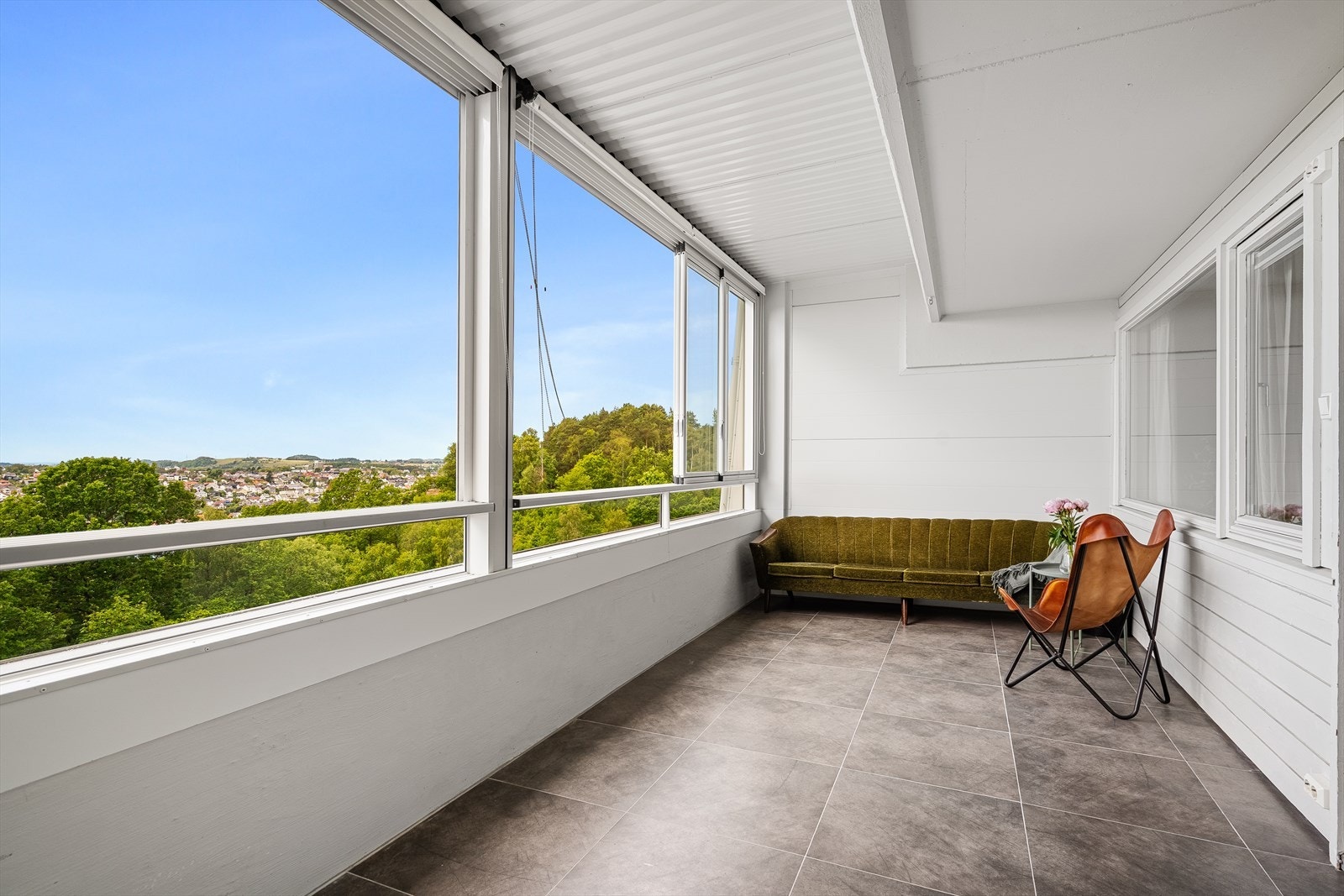 Romslig innglasset balkong med flott utsikt til Gandsfjorden. Galleribilde