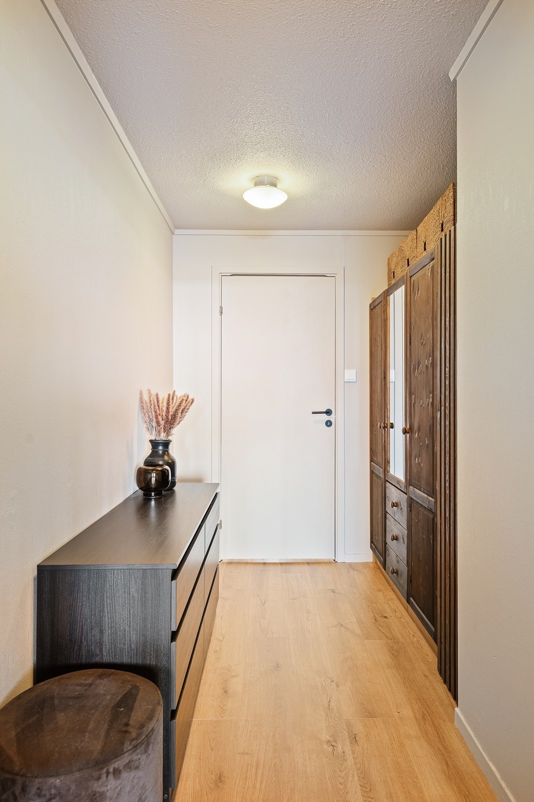 Gang med god garderobe som har plass til oppbevaring. Galleribilde