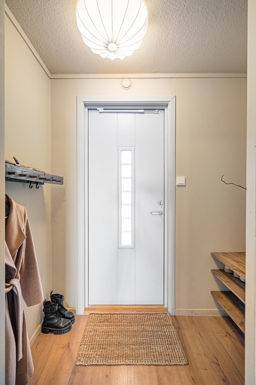Entrè/inngangsparti hvor det er god plass til å sette fra seg sko og henge av yttertøyet. Galleribilde