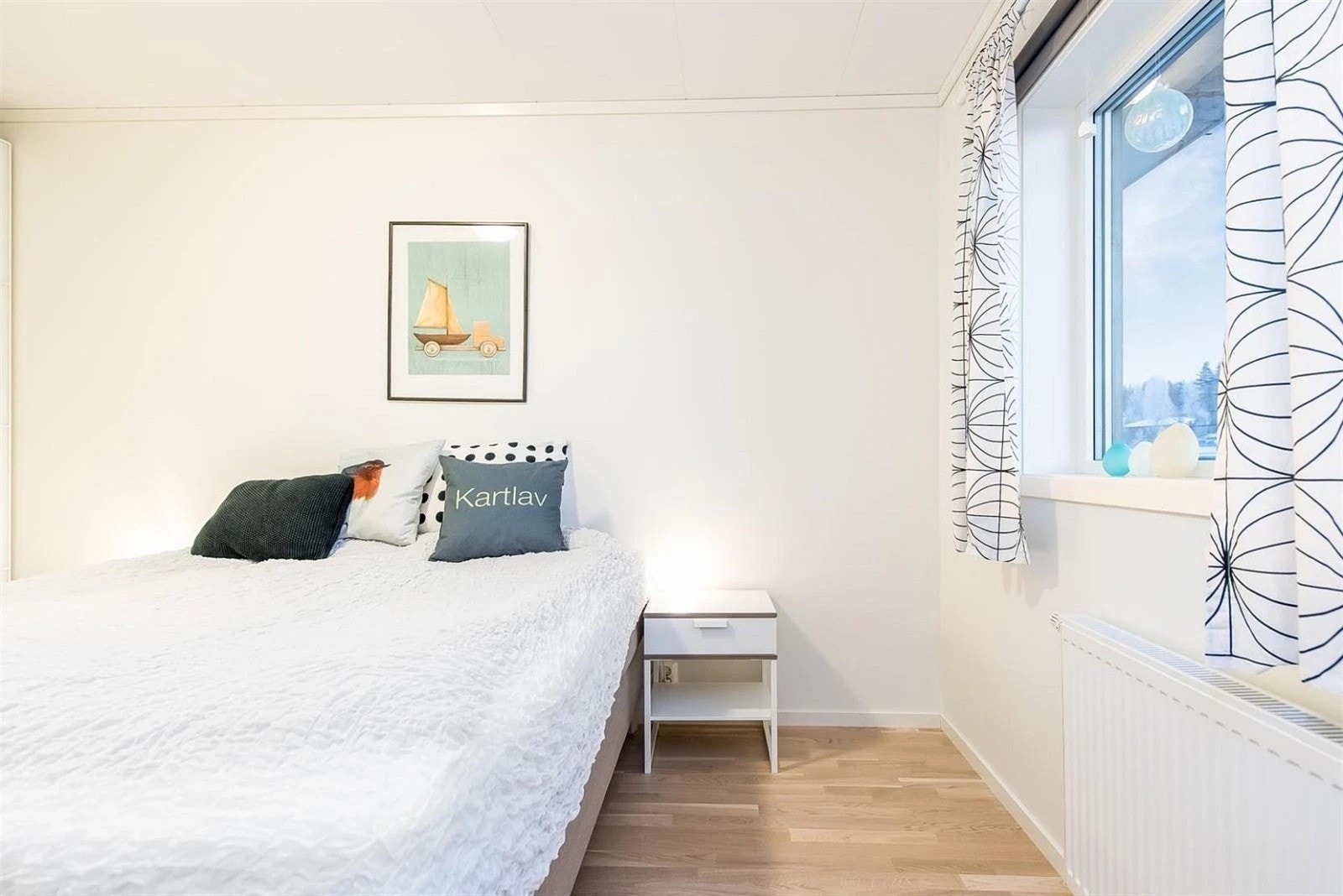 På soverommet er det god plass til stor dobbeltseng med tilhørende nattbord. Galleribilde