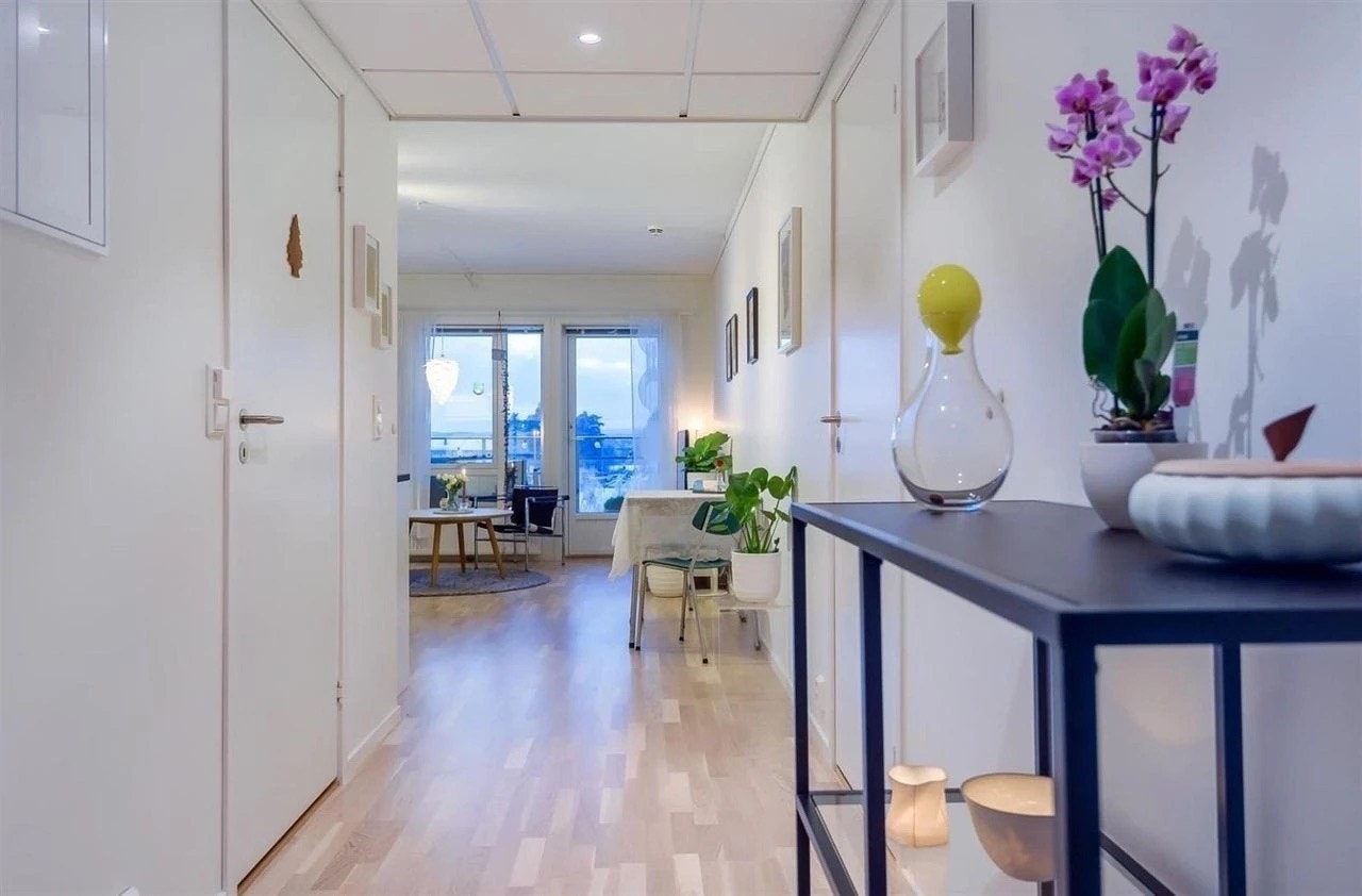 Leiligheten holder en gjennomgående god standard fra 2016 med parkett på gulv, glatte lysmalte overflater og skjult elektrisk anlegg. Leiligheten har også balansert ventilasjon som sørger for et godt inneklima. Galleribilde
