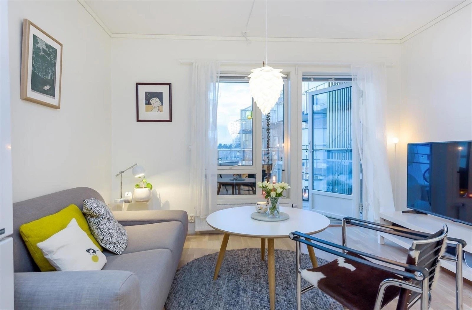 Leiligheten ligger i byggets 3. etasje (heisadkomst), og har en gjennomgående og god planløsning med et sosialt oppholdsrom, 2 soverom, bad/vaskerom og innvendig bod. Galleribilde