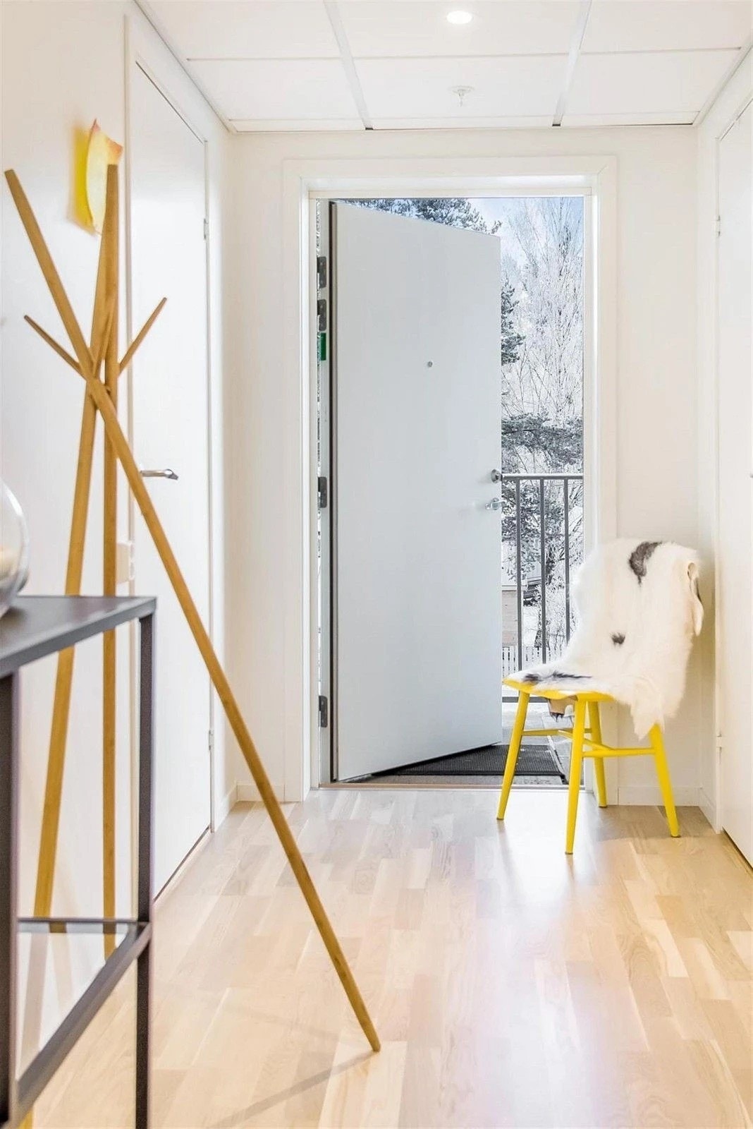 Du ønskes velkommen inn i en lys entré med plass til sko og oppheng av yttertøy. Fra entréen er det også adkomst til en praktisk innvendig bod med gode lagringsmuligheter. Galleribilde