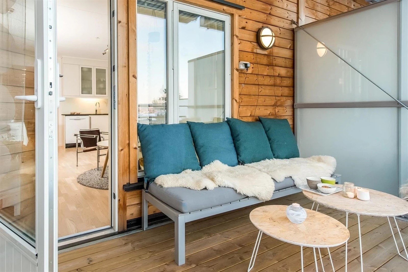 Balkongen er overbygget, har terrassebord på gulv og god plass til sittegruppe etter eget ønske og behov. Det er også montert utebelysning og stikkontakt på vegg. Galleribilde