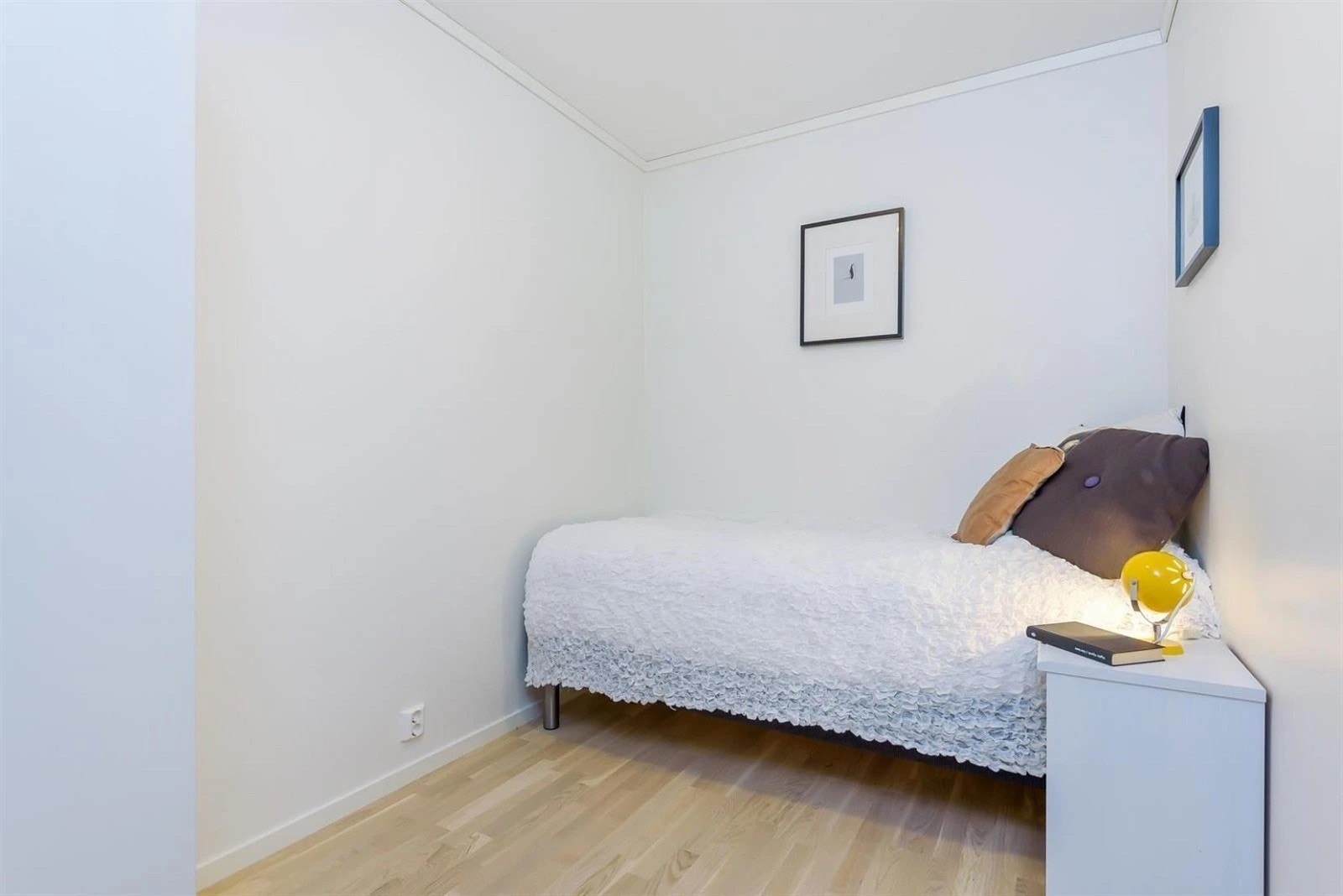 Soverom 2 er et lyst og fint rom som passer perfekt som barnerom, gjesterom eller kontor. På soverommet er det plass til seng, kontorpult og oppbevaringsplass i medfølgende garderobeskap. Galleribilde