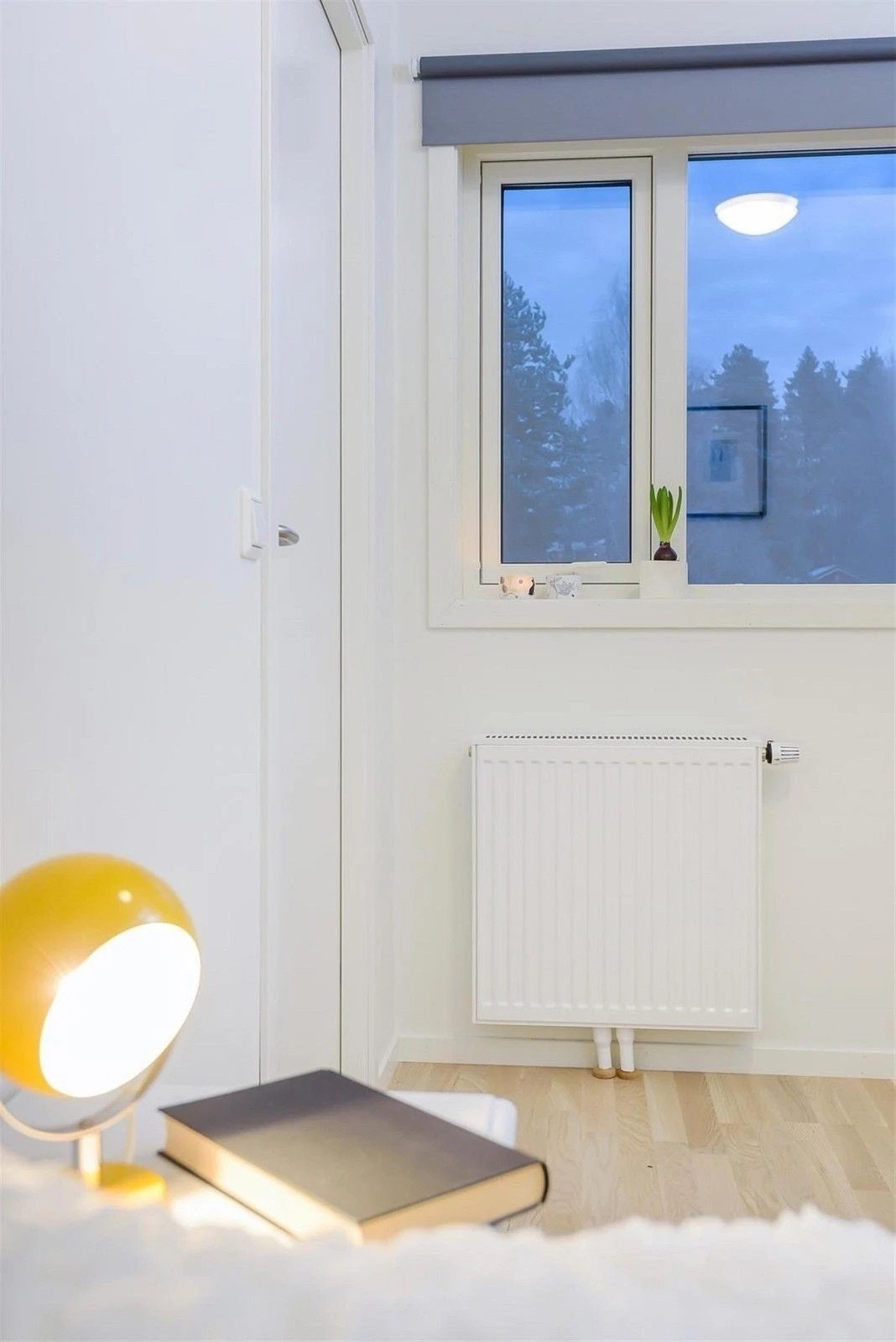 Leiligheten holdes god og lun på vinterstid med fjernvarme til radiatorer. Á-konto fjernvarme (oppvarming og varmtvann) på kr. 789,- er inkludert i felleskostnadene. Galleribilde