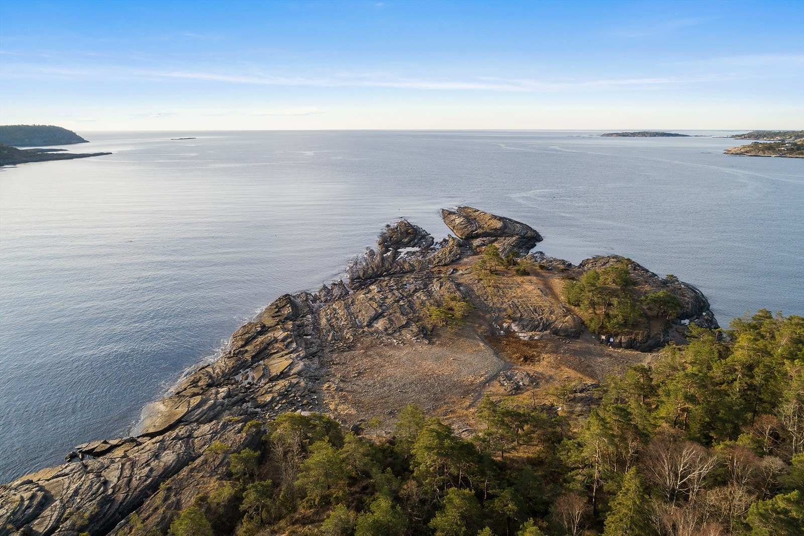 Havet rett ut - ta til venstre mot Langesund eller høyre mot Jomfruland og Kragerø. Galleribilde