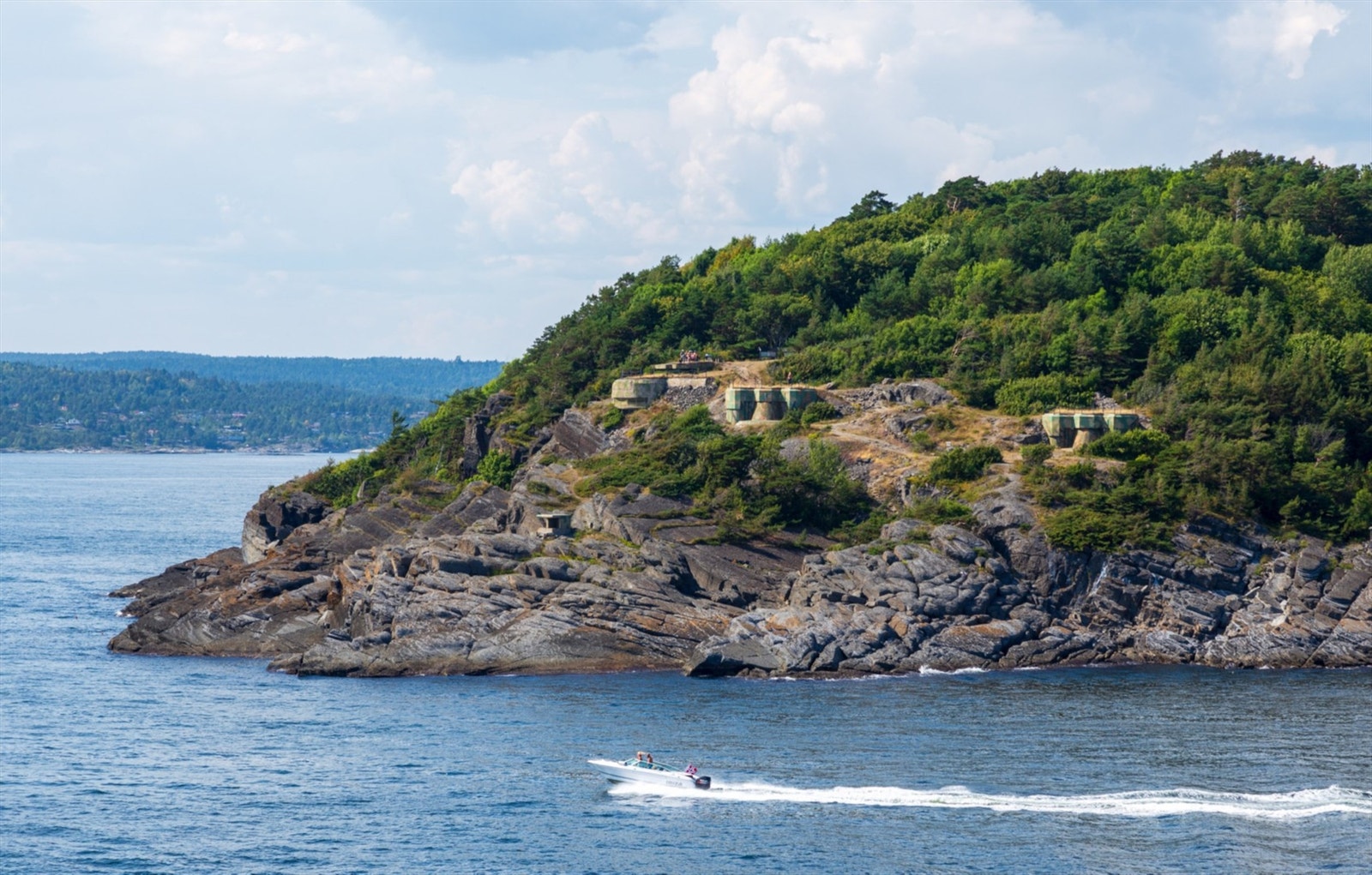 Tangen Fort, et populært turmål - ca. 4 km sørøst for Sandvika på kyststien. Galleribilde