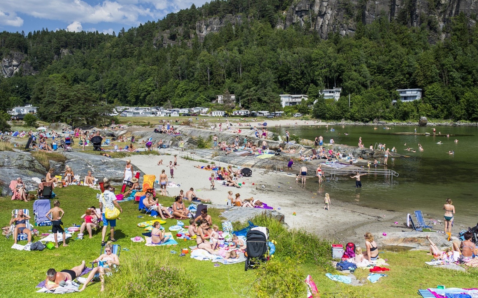 Rognstranda - ca. 10 minutters spasertur mot vest. Populært badested med sommeråpen liten dagligvarebutikk. Galleribilde